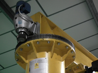 Powered slewing jib crane